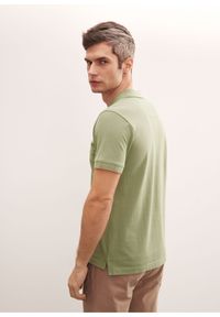 Ochnik - Zielona koszulka polo męska z logo. Typ kołnierza: polo. Kolor: zielony. Materiał: bawełna