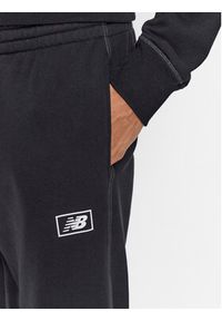 New Balance Spodnie dresowe NB Essentials Sweatpant MP33509 Czarny Regular Fit. Kolor: czarny. Materiał: syntetyk, bawełna