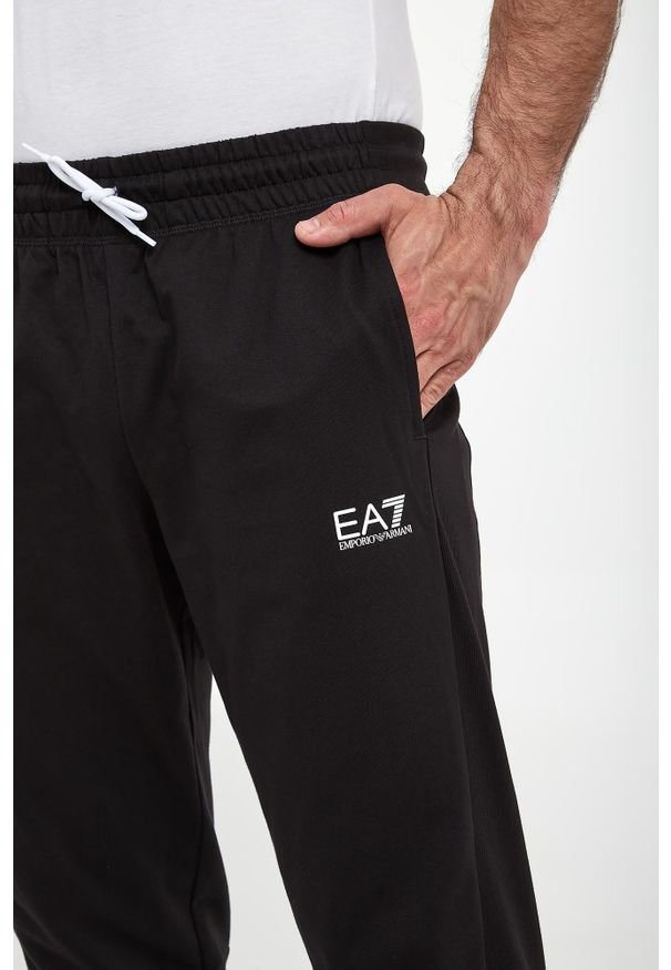 EA7 Emporio Armani - Spodnie dresowe męskie EA7 EMPORIO ARMANI. Materiał: dresówka