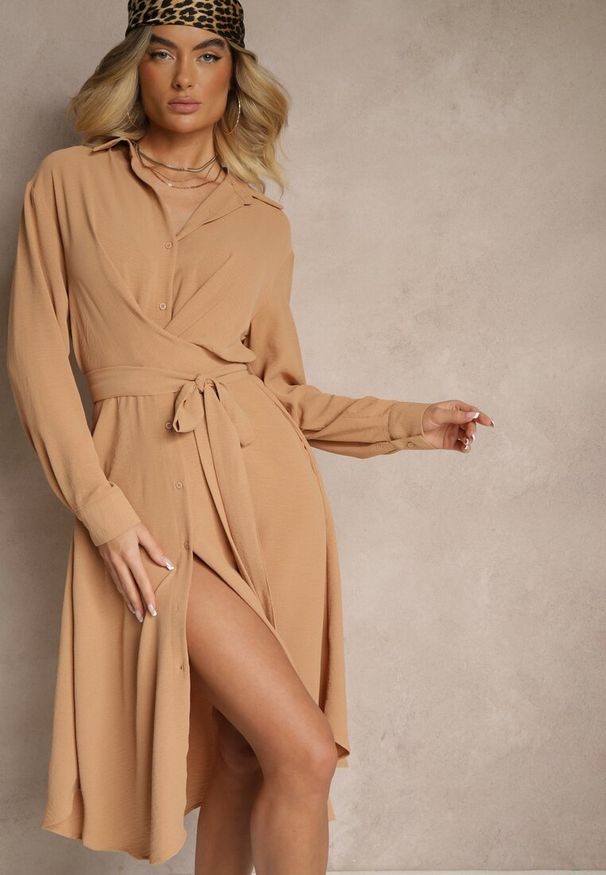 Renee - Ciemnobeżowa Sukienka Midi z Kołnierzykiem i Materiałowym Paskiem Rasik. Kolor: brązowy. Materiał: materiał. Sezon: jesień, wiosna. Typ sukienki: koszulowe. Długość: midi