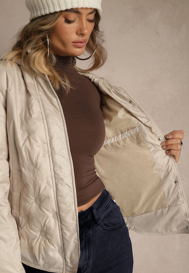 Renee - Beżowa Kurtka z Kapturem Ozdobiona Delikatnym Pikowaniem Aravitta. Okazja: do pracy, na uczelnię. Typ kołnierza: kaptur. Kolor: beżowy. Materiał: jeans. Długość rękawa: długi rękaw. Długość: długie. Wzór: aplikacja