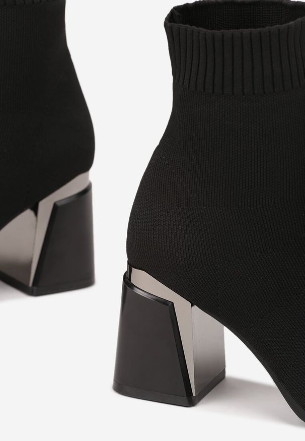 Renee - Czarne Botki na Słupku z Elastyczną Cholewką i Metaliczną Aplikacją Zarimere. Okazja: na co dzień. Kolor: czarny. Materiał: jeans. Szerokość cholewki: normalna. Wzór: aplikacja. Obcas: na słupku. Styl: klasyczny, casual. Wysokość obcasa: średni