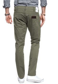 Wrangler - WRANGLER SPODNIE MĘSKIE LARSTON DUSTY OLIVE W18SXC275. Materiał: materiał #6