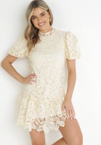 Born2be - Jasnobeżowa Koronowa Sukienka ze Stójką i Bufiastym Rękawem Suminori. Typ kołnierza: kołnierzyk stójkowy. Kolor: beżowy. Materiał: koronka. Długość: mini #4
