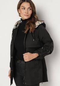 Born2be - Czarna Kurtka Parka z Kapturem i Kieszeniami z Możliwością Ściągnięcia w Talii Kailisse. Okazja: na co dzień. Typ kołnierza: kaptur. Kolor: czarny. Materiał: jeans. Styl: casual, klasyczny #4