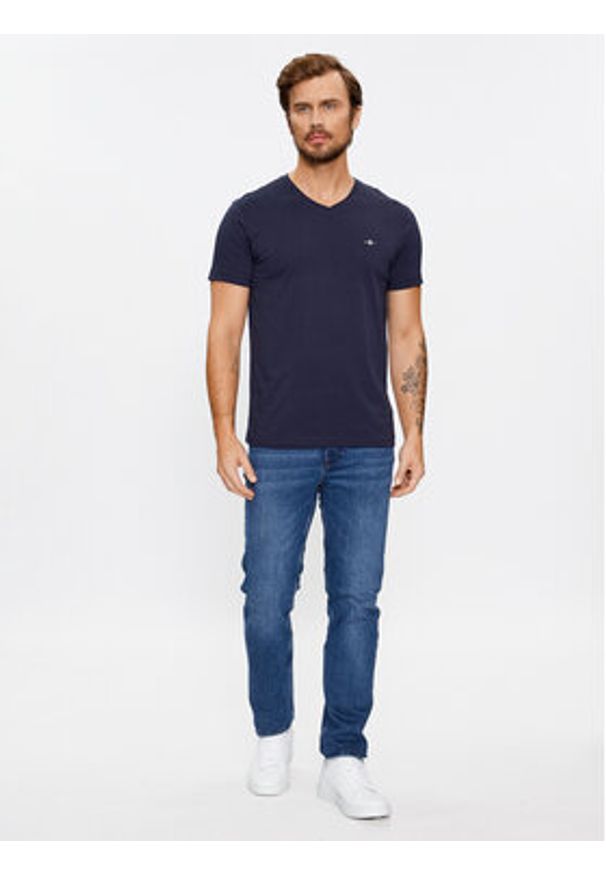 GANT - Gant T-Shirt Shield 2003186 Granatowy Slim Fit. Kolor: niebieski. Materiał: bawełna