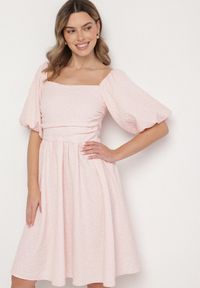 Born2be - Różowa Sukienka o Rozkloszowanym Kroju z Bufiastymi Rękawami Maradora. Okazja: na co dzień. Typ kołnierza: dekolt kwadratowy. Kolor: różowy. Styl: casual