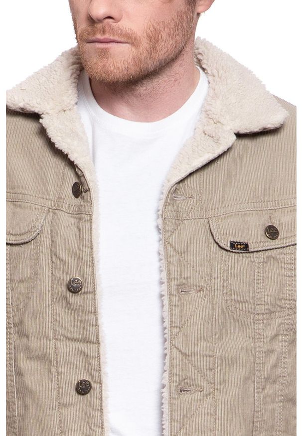 Lee - KURTKA ZIMOWA LEE SHERPA JACKET BEIGE L87AQM97 112122866. Materiał: materiał, jeans, sztruks, bawełna. Wzór: kolorowy, jednolity, nadruk. Sezon: zima. Styl: vintage, klasyczny, sportowy, elegancki