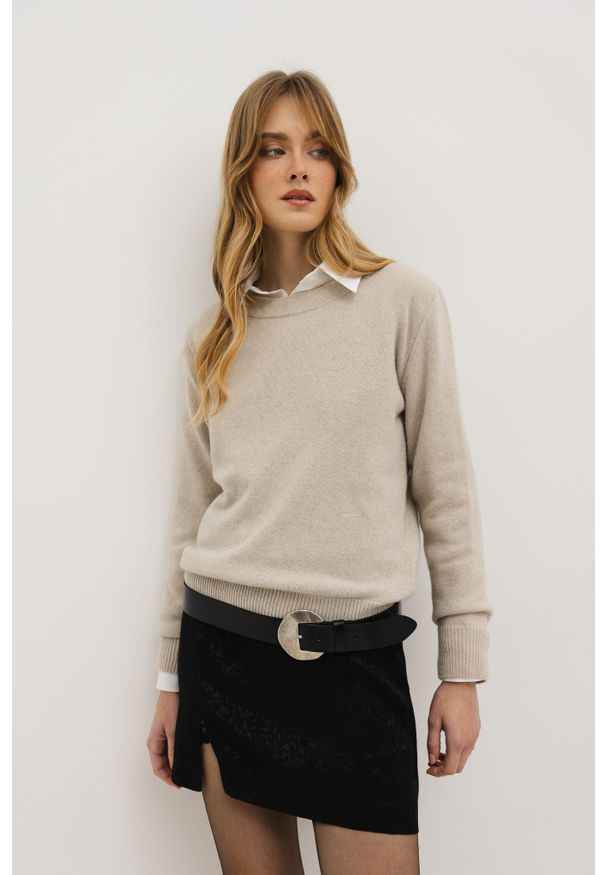 WEŁNIANY SWETER LAURA BEŻOWY M - Flawless. Okazja: na co dzień. Kolor: beżowy. Materiał: wełna. Długość: długie. Sezon: lato. Styl: klasyczny, casual, elegancki
