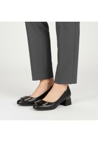 Czółenka damskie Armodo, cholewka skóra naturalna gładka klasyczny fason stabilny obcas metalowa ozdoba z przodu jednolita forma miękkie wykończenie. Okazja: na co dzień, na spotkanie biznesowe. Kolor: czarny. Materiał: skóra. Szerokość cholewki: normalna. Wzór: gładki, jednolity, aplikacja. Obcas: na obcasie. Styl: klasyczny. Wysokość obcasa: średni #8