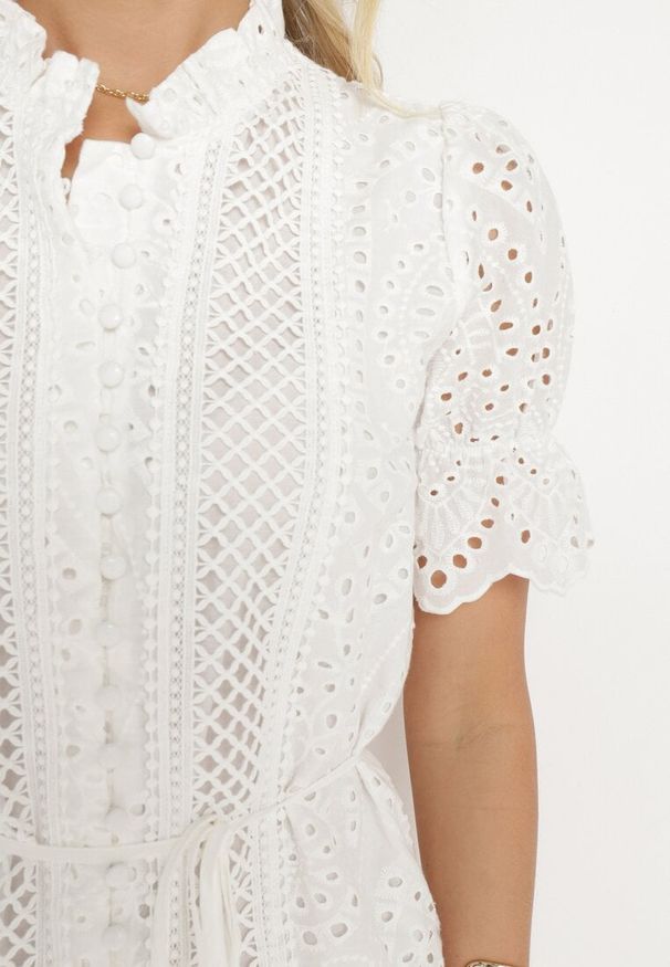 Born2be - Biała Bawełniana Ażurowa Sukienka w Stylu Boho z Falbanką i Paskiem Nelisse. Okazja: na co dzień. Typ kołnierza: kołnierz z falbankami. Kolor: biały. Materiał: bawełna. Wzór: ażurowy. Sezon: wiosna, lato. Styl: boho