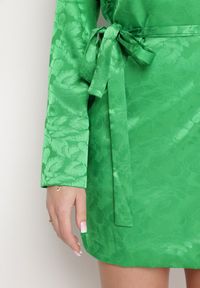 Born2be - Zielona Krótka Sukienka Kopertowa z Materiałowym Paskiem Urvila. Kolor: zielony. Materiał: materiał. Typ sukienki: kopertowe. Styl: elegancki. Długość: mini #6