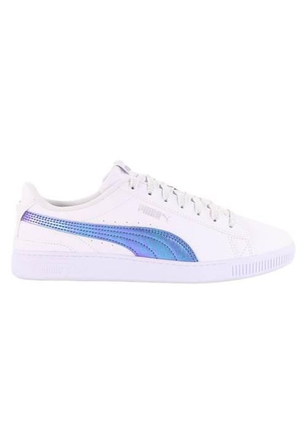 Buty do chodzenia dla dzieci Puma Vikky V3. Zapięcie: sznurówki. Kolor: biały. Materiał: materiał, tkanina, syntetyk, skóra. Szerokość cholewki: normalna. Model: Puma Vikky. Sport: turystyka piesza