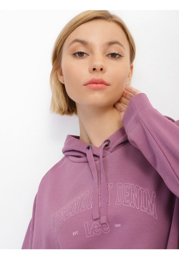 Lee - LEE LEGENDARY HOODIE DAMSKA BLUZA KLASYCZNA Z KAPTUREM LOGO DARK L53NEJ33 112322177. Typ kołnierza: kaptur. Styl: klasyczny