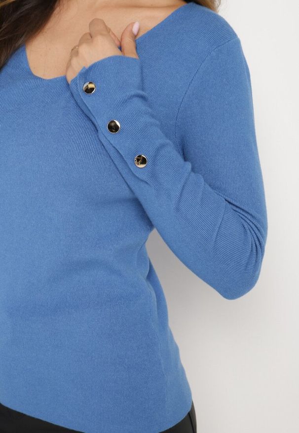 Born2be - Niebieski Sweter z Dekoltem V i Ozdobnymi Guzikami na Rękawach Atterisa. Okazja: na spotkanie biznesowe, do pracy, na co dzień. Typ kołnierza: dekolt w kształcie V. Kolor: niebieski. Materiał: jeans. Długość rękawa: długi rękaw. Długość: długie. Wzór: aplikacja. Styl: casual, biznesowy