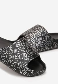 Renee - Czarne Płaskie Klapki z Pianki Ozdobione Printem Conidasa. Kolor: czarny. Wzór: nadruk, aplikacja #5