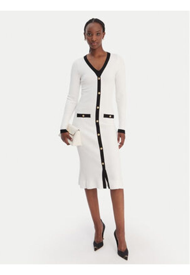 Guess Sukienka dzianinowa W6RK38 Z3HP2 Biały Regular Fit. Kolor: biały. Materiał: syntetyk