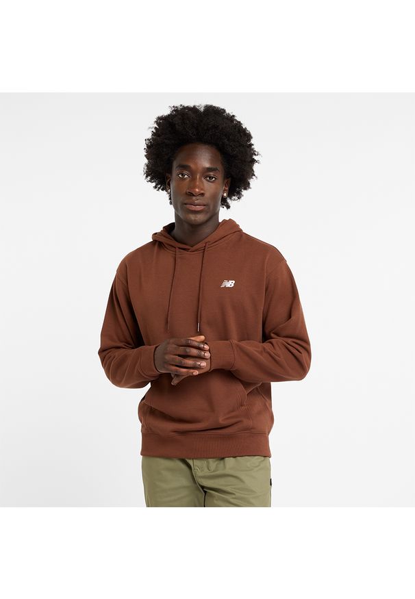 Bluza męska New Balance MT41508ROK – brązowa. Kolor: brązowy. Materiał: dresówka, bawełna, tkanina, poliester. Wzór: aplikacja
