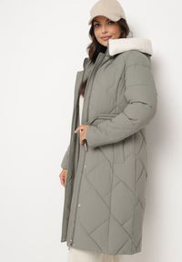 Born2be - Ciemnozielona Pikowana Kurtka z Kapturem i Ozdobnym Kołnierzem Ściągana w Pasie Ellarisa. Typ kołnierza: kaptur. Kolor: zielony. Materiał: wełna, jeans. Styl: elegancki #5