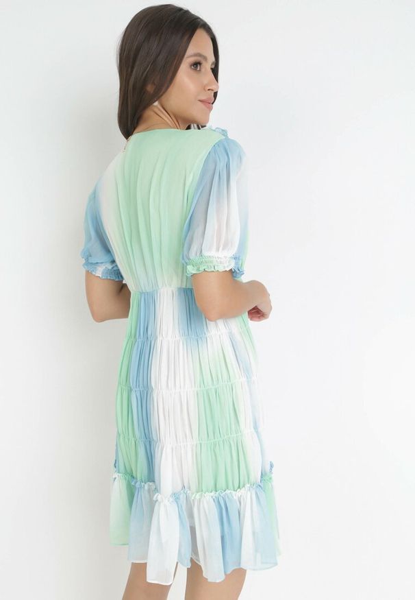 Born2be - Zielona Rozkloszowana Sukienka Mini z Falbankami i Głębokim Dekoltem Edvige. Okazja: na co dzień. Typ kołnierza: kołnierz z falbankami. Kolor: zielony. Materiał: tkanina. Długość rękawa: krótki rękaw. Styl: casual. Długość: mini