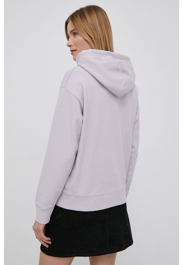 Levi's® - Levi's bluza bawełniana damska kolor fioletowy z kapturem z nadrukiem. Okazja: na spotkanie biznesowe, na co dzień. Typ kołnierza: kaptur. Kolor: fioletowy. Materiał: bawełna. Długość rękawa: długi rękaw. Długość: długie. Wzór: nadruk. Styl: casual, biznesowy