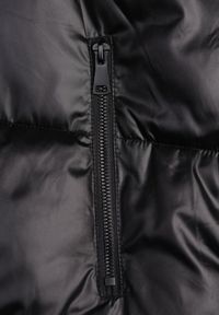 Renee - Czarna Pikowana Kamizelka z Szerokim Kapturem Wivelle. Typ kołnierza: golf. Kolor: czarny. Materiał: wełna, jeans. Długość rękawa: bez rękawów. Wzór: aplikacja. Styl: sportowy #3