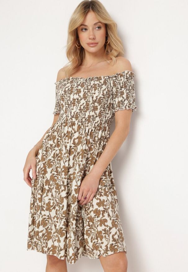 Born2be - Jasnobeżowa Bawełniana Sukienka z Dekoltem Typu Hiszpanka i Lekką Falbanką Hannesia. Okazja: na co dzień. Typ kołnierza: dekolt hiszpanka. Kolor: beżowy. Materiał: bawełna. Sezon: wiosna, lato. Styl: casual, elegancki. Długość: mini