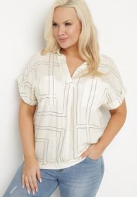 Born2be - Jasnobeżowa Bluzka o Koszulowym Fasonie z Wiskozy w Geometryczny Print Ralozi. Okazja: na co dzień. Kolekcja: plus size. Kolor: beżowy. Materiał: wiskoza. Długość rękawa: krótki rękaw. Długość: krótkie. Wzór: geometria, nadruk. Styl: elegancki, casual