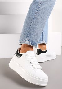Renee - Biało-Czarne Sneakersy na Platformie Ozdobione Kontrastową Wstawką Aviasta. Kolor: biały. Wzór: aplikacja. Obcas: na platformie #1