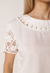 Born2be - Biała Bluzka Ozdobiona Ażurowymi Rękawkami Kelnila. Okazja: na co dzień, do pracy. Kolor: biały. Materiał: jeans. Długość rękawa: krótki rękaw. Długość: długie. Wzór: ażurowy, aplikacja. Styl: casual, klasyczny, elegancki #6