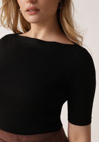 Born2be - Czarny Wiskozowy T-shirt o Dopasowanym Kroju z Dekoltem w Łódkę Idahphaeia. Okazja: na co dzień, do pracy, na spotkanie biznesowe. Kolor: czarny. Materiał: wiskoza. Wzór: aplikacja. Styl: biznesowy, klasyczny, casual #5