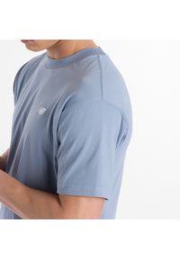 Koszulka męska New Balance MT41509DUS – niebieska. Kolor: niebieski. Materiał: bawełna, dresówka. Długość rękawa: krótki rękaw. Długość: krótkie. Wzór: haft #2