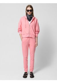 outhorn - Spodnie dresowe joggery damskie - różowe. Kolor: różowy. Materiał: dresówka. Wzór: gładki, ze splotem