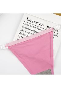 Intica - Stringi z przezroczystymi paskami i eleganckim detalem Iva. Kolor: czerwony. Materiał: materiał. Wzór: paski #3