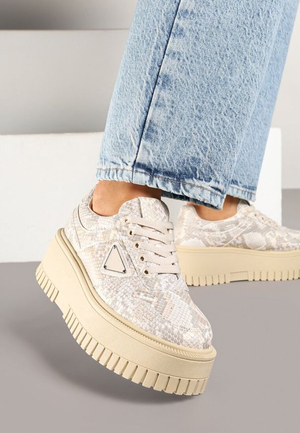 Born2be - Beżowe Sneakersy na Karbowanej Platformie Ozdobione Wężowym Motywem Feniora. Okazja: na co dzień. Kolor: beżowy. Wzór: aplikacja. Sezon: lato, wiosna. Obcas: na platformie