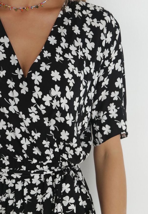 Born2be - Czarna Sukienka Achanie. Typ kołnierza: dekolt w serek. Kolor: czarny. Materiał: wiskoza, materiał. Długość rękawa: krótki rękaw. Typ sukienki: kopertowe, asymetryczne. Długość: maxi