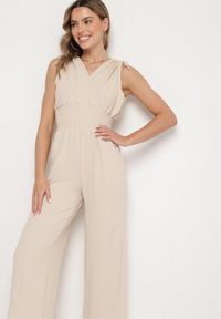 Born2be - Beżowy Kopertowy Kombinezon z Bawełną i Marszczeniami Lunirisa. Kolor: beżowy. Materiał: bawełna. Styl: elegancki #3