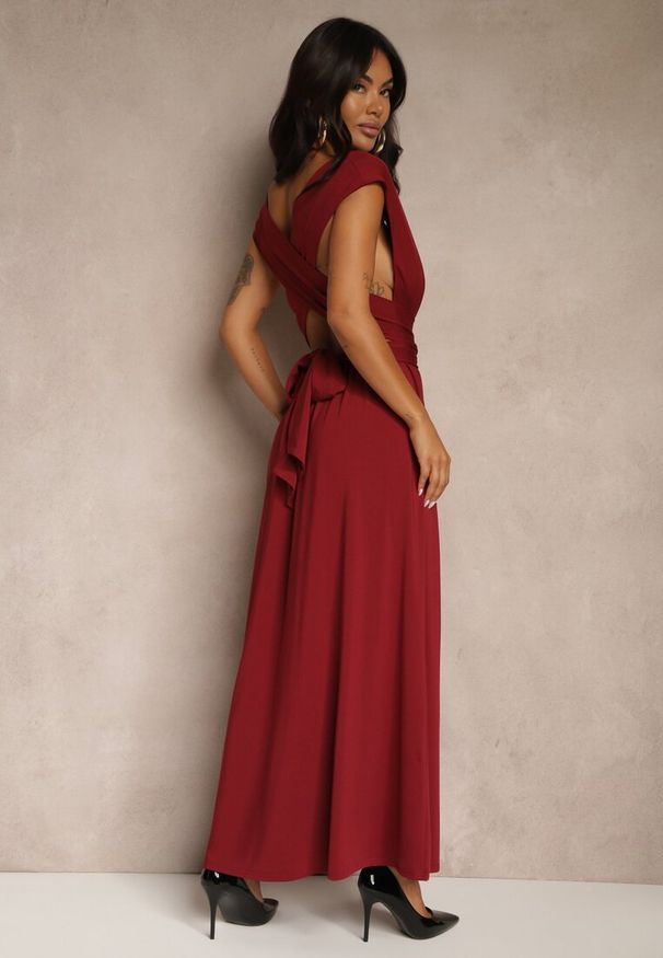 Renee - Bordowa Sukienka Koktajlowa Multiway z Wiskozą Wiązana na Szyi Lilovea. Okazja: na imprezę. Typ kołnierza: dekolt w kształcie V. Kolor: czerwony. Materiał: wiskoza. Typ sukienki: rozkloszowane. Styl: wizytowy