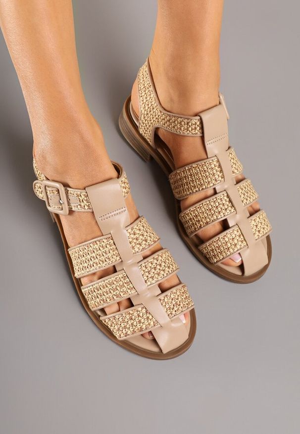 Renee - Ciemnobeżowe Sandały Ozdobione Plecionką Zapinane na Sprzączkę Liaseria. Okazja: na co dzień. Zapięcie: sprzączka. Kolor: beżowy. Wzór: aplikacja. Obcas: na obcasie. Styl: elegancki, klasyczny, casual. Wysokość obcasa: średni