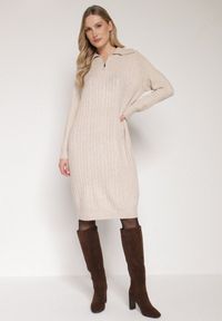Born2be - Jasnobeżowa Sweterkowa Sukienka Pudełkowa z Bawełną i Wełną Ozdobiona Suwakiem Reimia. Okazja: na co dzień. Kolor: beżowy. Materiał: wełna, bawełna. Wzór: aplikacja. Styl: casual, klasyczny #2