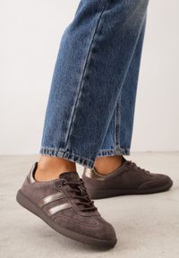 Renee - Ciemnobrązowe Zamszowe Sneakersy w Stylu Klasycznych Tenisówek ze Skórzaną Wkładką Volma. Okazja: na co dzień. Kolor: brązowy. Materiał: skóra, zamsz. Szerokość cholewki: normalna #2