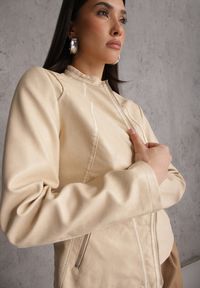 Renee - Beżowa Kurtka Ramoneska o Taliowanym Kroju z Ozdobnymi Lamówkami Esanora. Kolor: beżowy. Materiał: poliester. Styl: rockowy #1