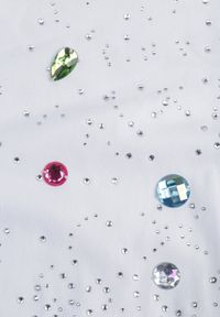 Born2be - Biała Bluzka z Bawełny Ozdobiona Cyrkoniami i Kryształkami Leonea. Kolor: biały. Materiał: bawełna. Wzór: aplikacja #8