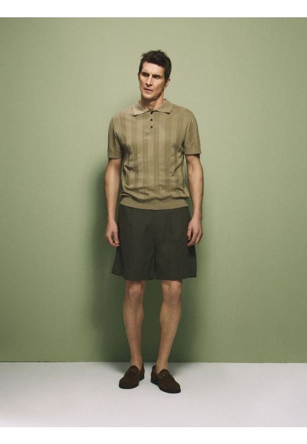 Reserved - Koszulka polo z lnem - oliwkowy. Typ kołnierza: polo. Kolor: oliwkowy. Materiał: len