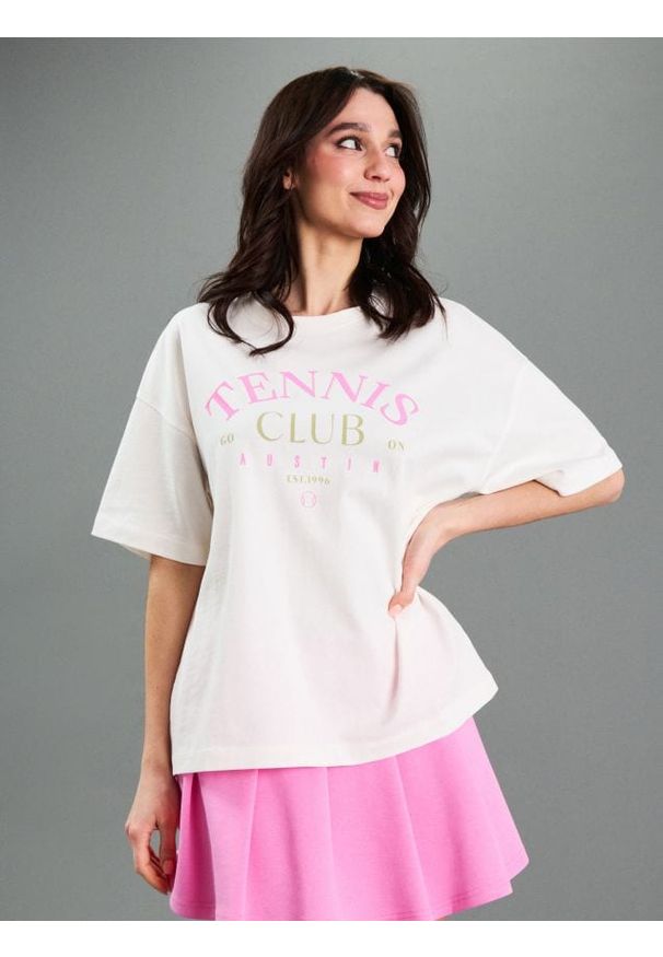 Sinsay - Bawełniana koszulka z nadrukiem - kremowy. Kolor: kremowy. Materiał: bawełna. Wzór: nadruk