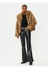 Gina Tricot Spodnie z imitacji skóry 23545 Czarny Regular Fit. Kolor: czarny. Materiał: skóra #2