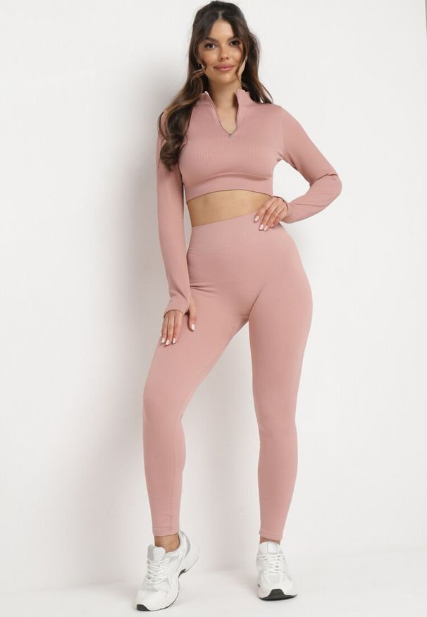 Born2be - Różowa Bluzka Zapinana na Suwak z Wycięciem przy Ściągaczu Aisllain. Kolor: różowy. Styl: elegancki