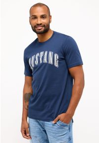 Mustang - MUSTANG AUSTIN MĘSKI T-SHIRT KOSZULKA LOGO NADRUK DRESS BLUES 1014927 5334. Wzór: nadruk