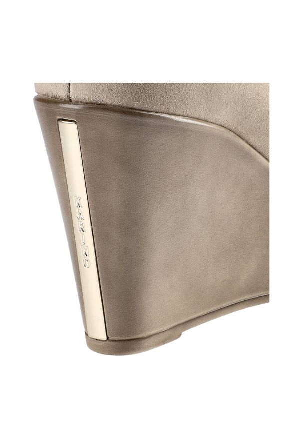 Czółenka damskie Karino, zamszowe koturny z pełnym noskiem i wygodną jednolitą platformą, beżowe, 1224-001-P. Okazja: do pracy, na co dzień, na spotkanie biznesowe. Zapięcie: bez zapięcia. Kolor: beżowy. Materiał: skóra, zamsz. Szerokość cholewki: normalna. Wzór: jednolity. Obcas: na koturnie. Styl: elegancki, biznesowy, klasyczny, casual