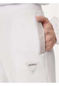 Guess Spodnie dresowe Kiara V4GB1 4FL04P Biały Regular Fit. Kolor: biały. Materiał: syntetyk